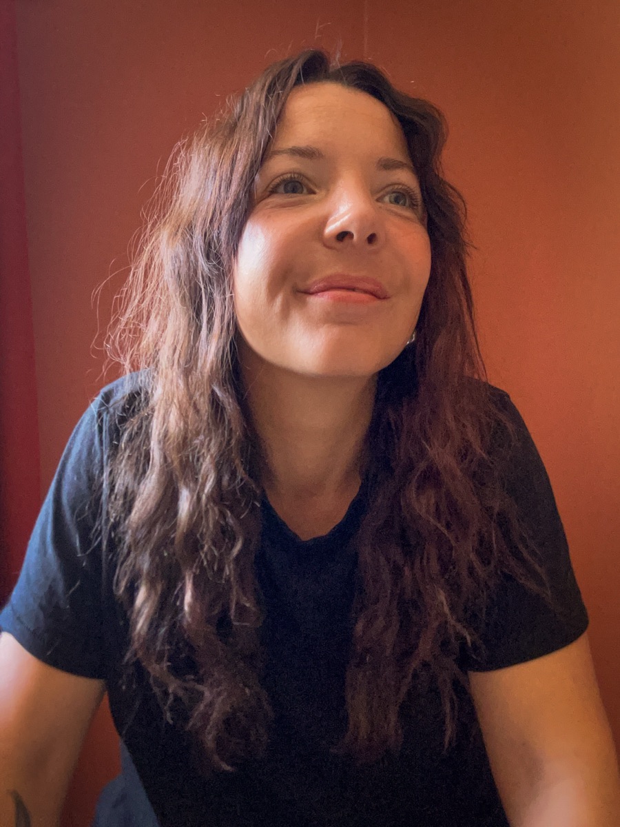Portrait d'Ambre, praticienne en massage de confort en Vendée, souriante.