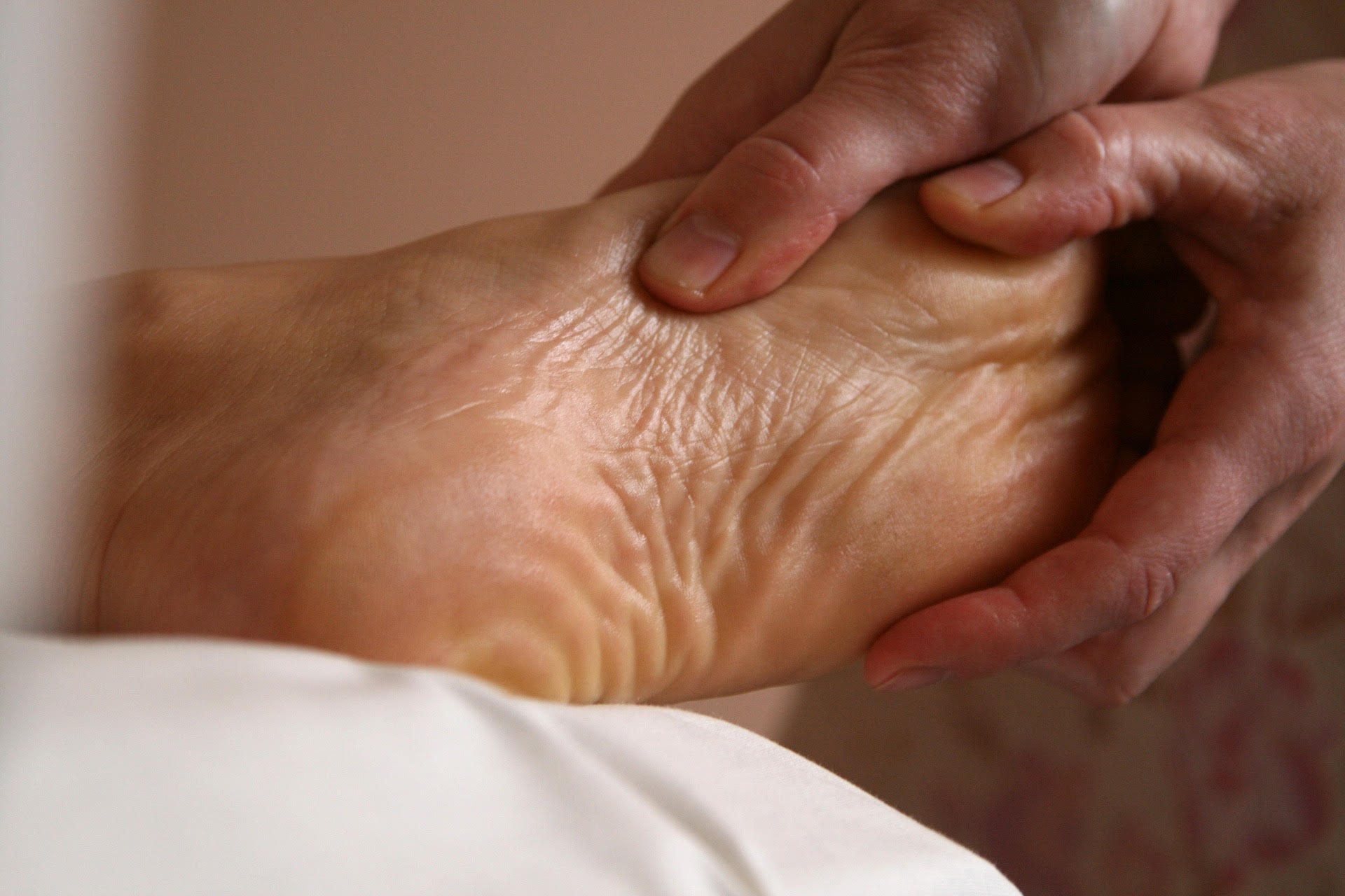 Massage doux et enveloppant du pied, lors du rituel L'Instant T.